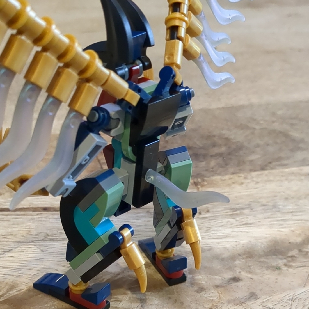 LEGO 76145 — Eternals’ Aerial Assault Gold - Picture 7 of 12
